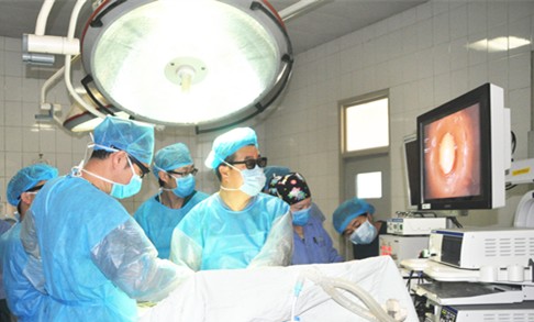我院引进全区第一台奥林巴斯3D腹腔镜手术系统——将3D技术带进手术室 微创手术迈向新纪元