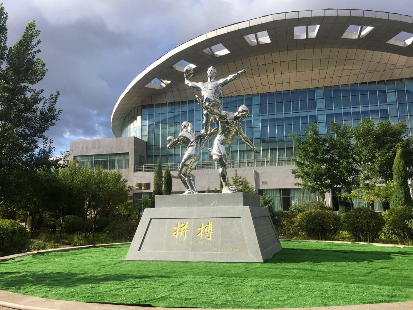 市第八医院为包头医学院60年华诞捐赠雕塑